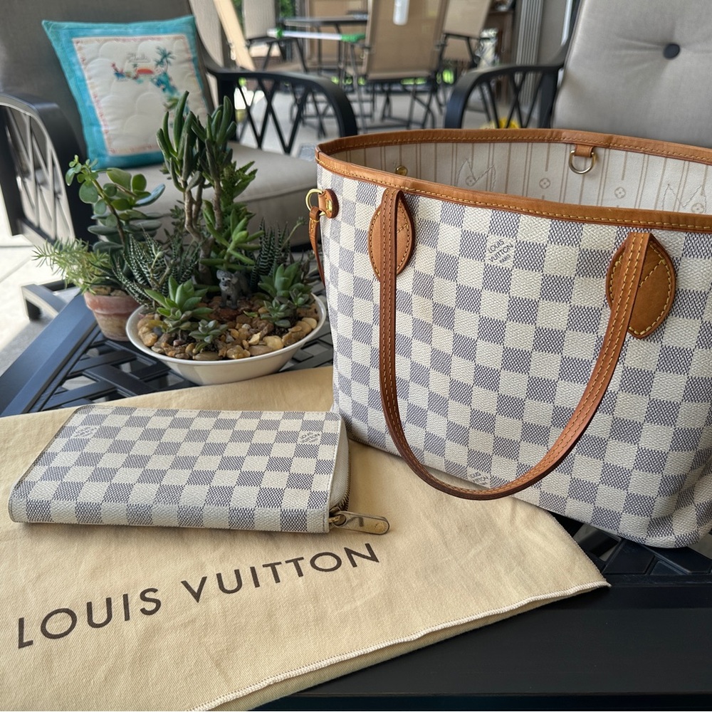 Authenticated Louis Vuitton Damier White and Blue zip around wallet. - Picture 10 of 10